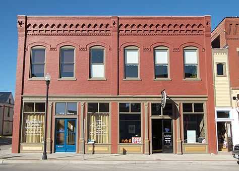 Brick Commercial Building Exterior, Retail Storefront Design Facades, Brick Retail Facade, Brick Facade Commercial Building, Hanger Homes, Retail Exterior, Painted Office, Historic Storefronts, Storefront Windows