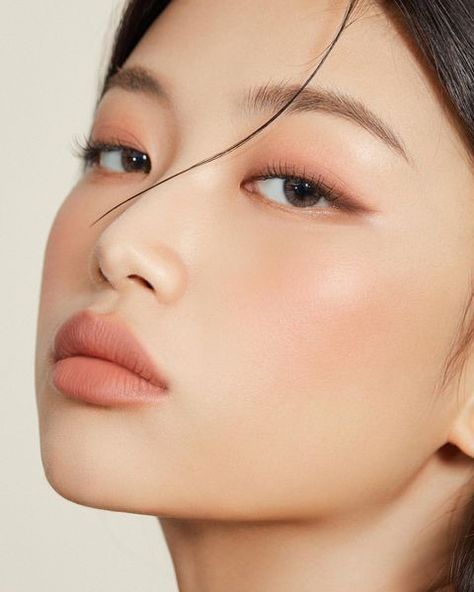 Asian Aesthetic Makeup, Korean Soft Makeup Look, Asian Soft Makeup, Korean Fox Eye Makeup, Asian Graduation Makeup, Monolid Aesthetic, No Makeup Makeup Asian, Peach Korean Makeup, Korean Eyes Aesthetic