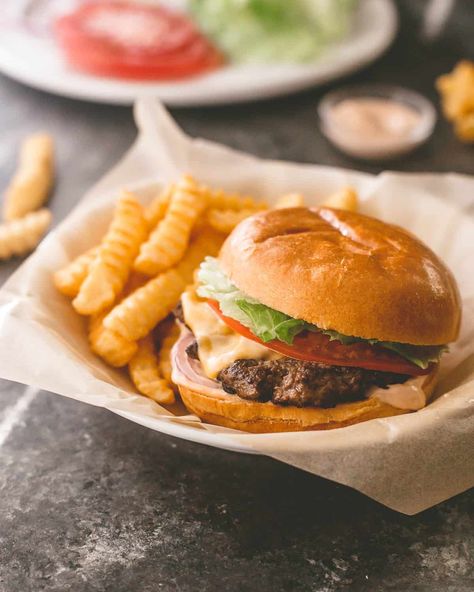 Burger With Fries, Healthy Smash Cake, Soft Oatmeal Cookies, Smashed Burgers, Oatmeal Cookie Bars, Smash Burgers, Egg And Cheese Sandwich, Homemade Sandwich, Hot Appetizers