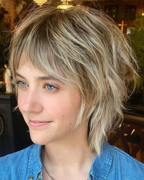 Crisp Short Shag with Blonde Highlights Free Hairstyle, Shaggy Bob Haircut, Modern Shag Haircut, Short Shaggy Haircuts, Dark Blonde Hair Color, Short Shag Haircuts, Textured Haircut, Fine Straight Hair, Shaggy Short Hair