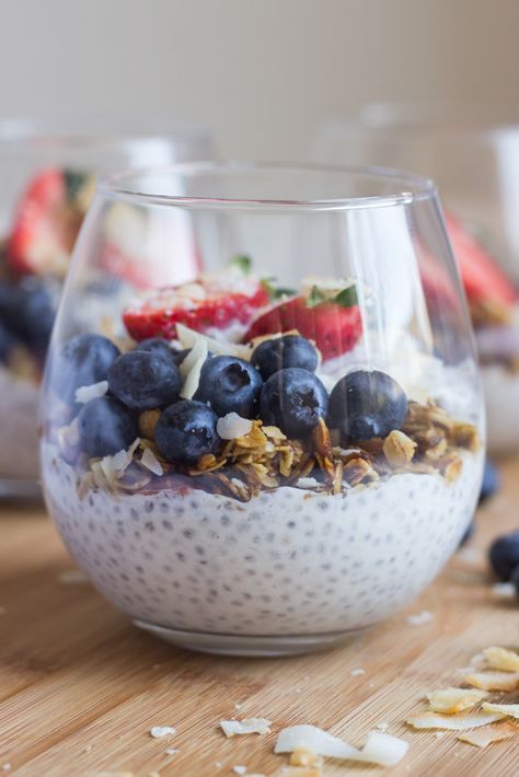 Overnight chia seed pudding made with wholesome ingredients and no refined sugar. Thick, creamy, and perfect healthy snack! Made with 6 simple ingredients. Chia Seed Pudding Healthy, Overnight Chia Seed Pudding, Fodmap Meal Plan, Pudding Chia, Chia Seed Recipes Pudding, Chia Recipe, Chia Seed Recipes, Chia Pudding Recipes, Crab Salad