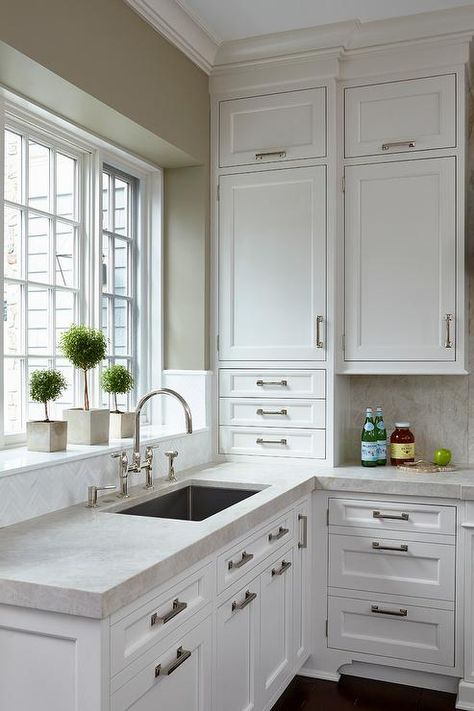 Crisp white shaker cabinets go to the ceiling in this white kitchen and create a spacious feel, while white herringbone tiles accent a sink backsplash complimenting light gray quartz countertops. Kitchen Design Small Space, Gray And White Kitchen, Kabinet Dapur, White Shaker Cabinets, Kitchen Corner, White Kitchen Design, Small Space Kitchen, Trendy Kitchen, White Kitchen Cabinets