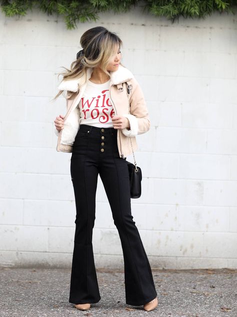 Black High Waist Flare Jeans Outfit, Bell Bottom Black Jeans Outfit, Black Jean Bell Bottoms Outfits, Outfits Con Pantalon Oxford, High Waisted Flare Jeans Outfit Winter, Black Bell Bottom Outfit, Oxford Jeans Outfit, Black Flare Jeans Outfit Fall, Black Flair Pants Outfit