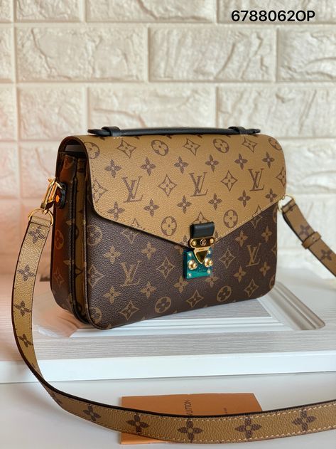 Lv Small Bag, Pochette Metis Reverse Outfit, Pochette Metis Reverse, Lv Metis, Inside My Bag, Louis Vuitton Pochette Metis, Purse Essentials, Bags Messenger, Lv Bags