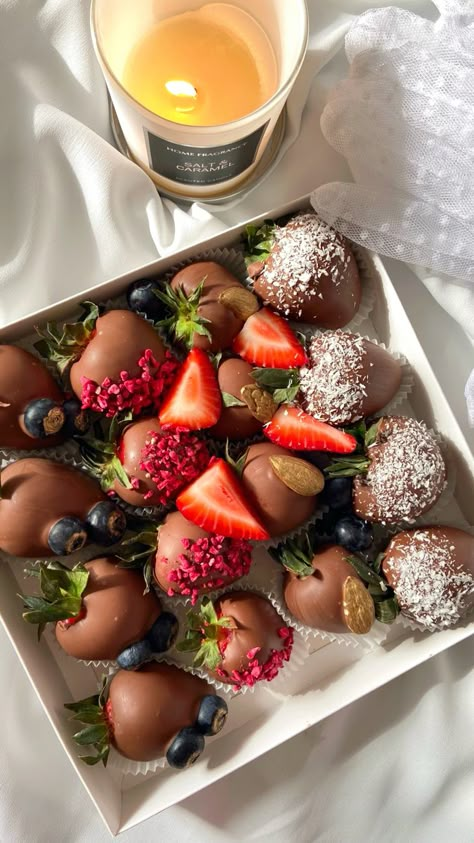 Strawberries With Chocolate Aesthetic, Strawberries And Chocolate Aesthetic, Aesthetic Chocolate Covered Strawberries, Chocolate Strawberries Aesthetic, Strawberry Chocolate Aesthetic, Chocolate Covered Strawberries Aesthetic, Chocolate Aesthetic, Fruit Chocolate, Chocolate Photos