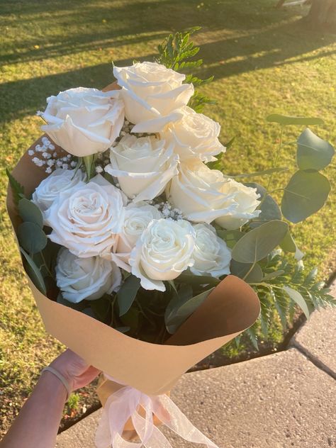 Happy Birthday White, Rose Buket, Beginners Drawing, Birthday Flowers Bouquet, White Flower Bouquet, Paige Spiranac, Arte Aesthetic, White Rose Bouquet, White And Pink Roses