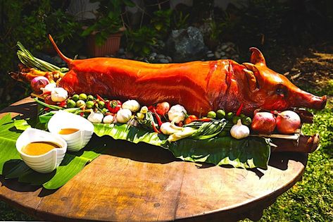 Lechon Baboy Filipino Food, Roasted Hog, Fiesta Theme Party Decorations, Pig Roast Party, Filipino Street Food, Pig Roast, Roast Duck, Spanish Dishes, Filipino Desserts