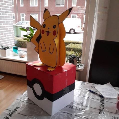 Charizard Valentines Boxes, Pikachu Valentine Box Ideas, Pokeball Valentine Box Ideas, Pokemon Suprise, Pikachu Valentines Boxes, Surprise Pikachu, Pikachu Surprise, Boy Valentines Boxes Diy, Surprise Pokemon