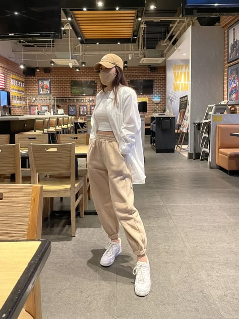 Korean Joggers Outfit Women, Sweatpants Cute Outfits, Hills Outfit Ideas, Beige Joggers Outfit, Outfit Con Pantalon Beige, Outfits Con Pans, Urban Street Style Women, Korean Girl Style, Women Streetwear Outfits