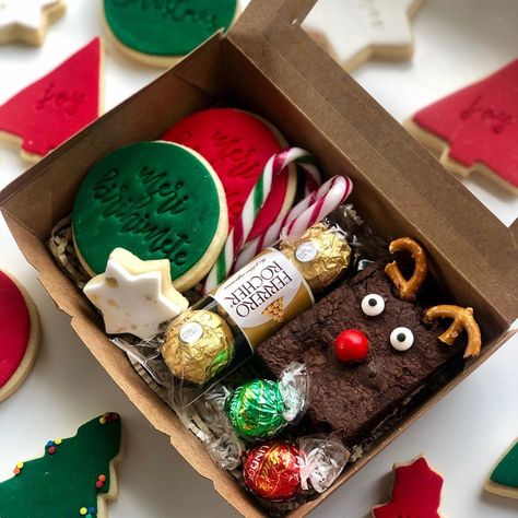 Christmas Diy Hampers, Christmas Sweet Treat Boxes, Christmas Desert Tray Ideas, Christmas Bakery Box Ideas, Dessert Box Christmas, Christmas Cupcake Gift Box Ideas, Christmas Baked Goods Box Ideas, Christmas Cake Box Ideas, Christmas Sweet Ideas Gifts