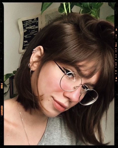 Dark Academia Dark Academia Glasses, Dark Academia Girls, Aesthetic Glasses, Glasses Aesthetic, Short Dark Hair, Academia Style, Glasses Makeup, Round Glasses, Love Your Hair