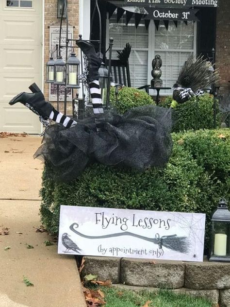 Outdoor Decor Halloween, Diy Halloween Dekoration, Spooky October, Halloween Diy Outdoor, Halloween Outside, Easy Diy Halloween Decorations, Casa Halloween, Homemade Halloween Decorations, Creepy Halloween Decorations