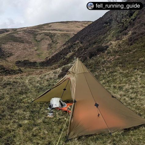 Fell running and camp in Lake district 🇬🇧 with Khufu Sil. Khufu Sil is lightweight and slick, making it very easy to store. Thanks! Repost from @fell_running_guide ・・・ Today’s easy run in the Peak District included a stop for a “brew with a view” Shelter is the @locusgear Khufu #fellrunning #fellrunningviews #peakdistrict #peakdistrictrunning #khufu #khufusil #locusgear Scafell Pike Route, Fell Running, Running Guide, Peak District, The Peak, Lake District, Pyramid, Tent, Camping