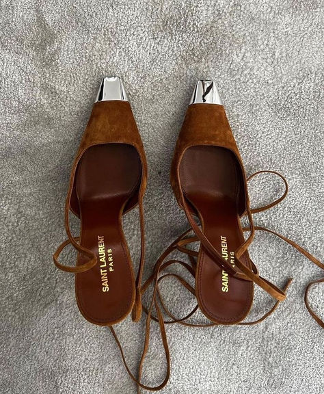 saint laurent brown pointed heels Point Heels, Stockholm Aesthetic, Style Stockholm, Outfit Dinner, Girl Vibe, Heels Silver, Heels Brown, Dr Shoes, Stockholm Style