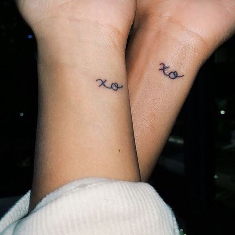 Small Bff Tattoos, Cute Best Friend Tattoos, Xo Tattoo, Friend Tattoos Small, Matching Bff Tattoos, Matching Friend Tattoos, Matching Best Friend Tattoos, Bestie Tattoo, Matching Sister Tattoos