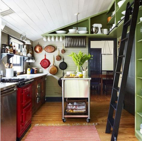 ladder in the kitchen Tiny House Hacks, Creative Kitchen Ideas, Wohne Im Tiny House, Small House Decorating, Tiny Spaces, Tiny House Living, Kitchen Design Small, Tiny Living, Küchen Design