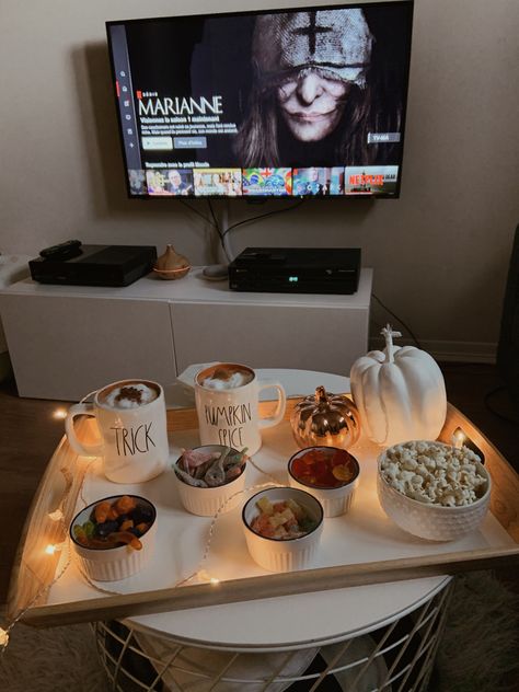 Friday The 13th Date Night Ideas, Horror Movie Date Night, Horror Movie Date, Spooky Date Night, Watching Horror Movies, Horror Movie Night, Terror Movies, Halloween Date, Netflix Horror