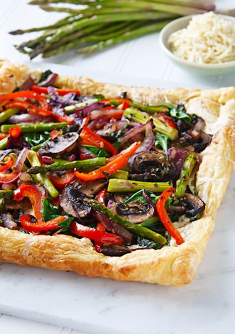 Vegan Spring vegetable tart Spring Soup, Tart Vegan, Vegan Easter Recipes, Vegetable Tart, Vegan Easter, Easter Dinner Recipes, Vegan Holidays, Meat Dinners, Vegan Main Dishes