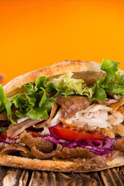 Lust auf Döner? Warum nicht einfach selber machen? Döner Kebab geht immer und kommt bei einem Abend mit Freunden super an! Den türkischen Klassiker kann man einfach selber nach seinem Geschmack zubereiten. Die Pita Brötchen werden mit gebratenem Rindfleisch, Blaukraut, Weißkraut, Tomaten und Zwiebeln belegt und schmecken köstlich. Pita Kebab, Burrata Pizza, Meatball Marinara, Döner Kebab, Pita Recipes, Sandwich Wraps, Meat Sandwich, Hot Sandwich, Marshmallow Fluff