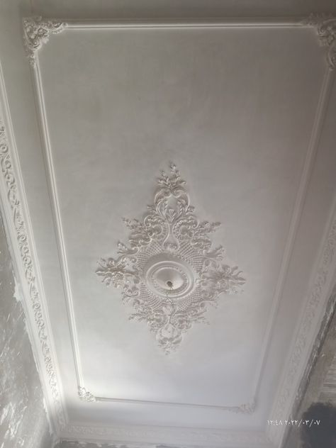 Picture Frame Ceiling, Putti Design For Wall, Italian Ceiling Design, Ceiling Trim Ideas Moldings, White Ceiling Design, Ceiling Design Modern Simple, Textured Ceiling Ideas, Ceiling Corner Design, Ceiling Molding Design