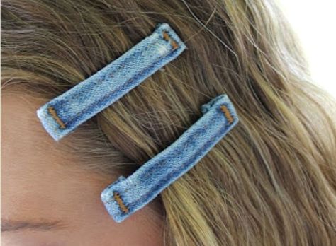 Denim Hair Barrets Made with Repurposed Jeans... To add to my new clothing style for teens of 23!!! Yay!!! Denim Wreaths, Repurposed Jeans, Artisanats Denim, Jean Diy, Jeans Recycling, Recyceltes Denim, Ropa Upcycling, Denim Hair, Diy Jeans