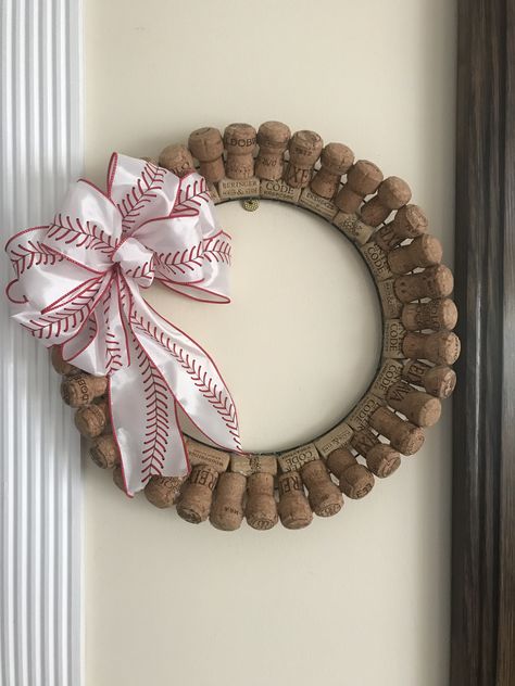 Champagne Caps Ideas, Champagne Cork Wreath, Champagne Cork Crafts Diy, Champagne Cork Ideas, Champagne Cork Crafts, Baseball Wreath, Wine Cork Christmas Tree, Cork Wedding, Cork Christmas Trees