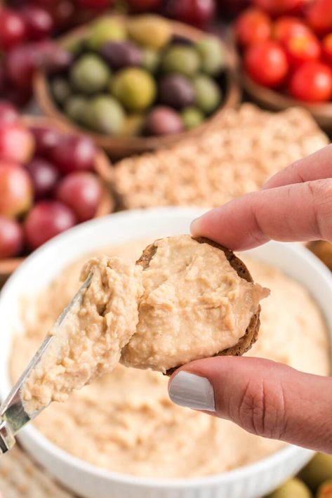 This vegan white bean dip is irresistibly good! Made with special ingredients, this creamy oil-free white bean dip is positively delicious. White Bean Dressing Vegan, White Beans Dip, Vegan Bean Dip Recipes, White Bean Dip Vegan, Vegan Bean Dip, Bean Dip Vegan, Homemade Bean Dip, Healthy Bean Dip, White Bean Hummus Recipe