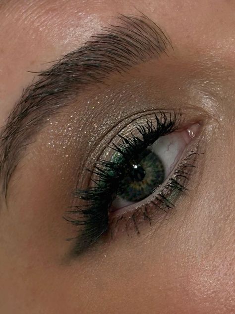 Pine Liner 🌲 for Christmas Make Up Inspiration Make Up Emerald Dress, Makeup Looks Green Eyeliner, Formal Makeup With Green Dress, Simple Makeup With Green Dress, Smaragd Green Makeup, Dark Green Outfit Makeup Look, Green Eyes Eye Makeup, Simple Dark Green Makeup Looks, Green And Gold Makeup Looks For Brown Eyes