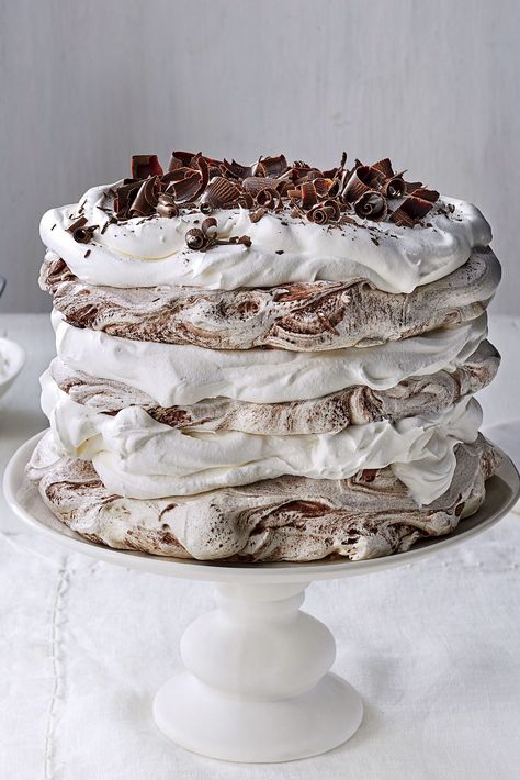 Flourless Desserts, Pavlova Cake, Decadent Chocolate Desserts, Pavlova Recipe, Flourless Chocolate Cakes, God Mat, Flourless Chocolate, Dairy Free Dessert, Chocolate Shavings