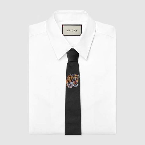 Gucci Tiger underknot silk tie Desserts Quick, Mens Luxury Accessories, Gucci Tiger, Mens Accessories Bracelet, Mens Gadgets, Luxury Ties, Silk Clothes, Wool Tie, Designer Ties