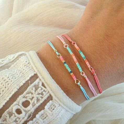 Colourful bracelet Mini Bracelet, Diy Jewelry Inspiration, Morse Code Bracelet, Beaded Bracelets Diy, Diy Schmuck, Macrame Patterns, Pink Bracelet, Bijoux Diy, Jewelry Projects