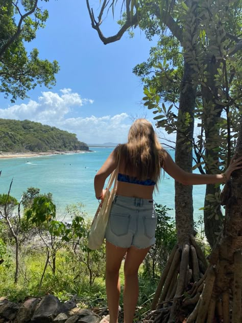 Teenage girl in front of aesthetic beach lookout Summer Photos Friends, Bridgette Total Drama, Aesthetic Australia, Friends Hiking, Drama Icon, Beach Girl Aesthetic, Australia Beach, Ocean Girl, Australian Beach