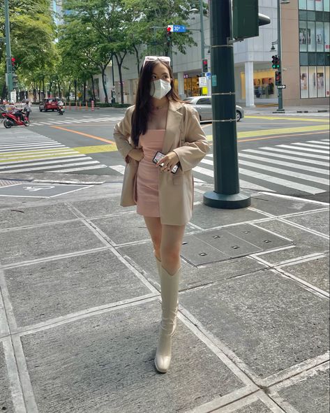 Tube Dress With Blazer, Knee High Boots Street Style, Neutral Aesthetic Outfits, Long Boots Outfit, Neutrals Aesthetic, Boots Street Style, Strapless Tube Dress, City Fashion, Realisation Par