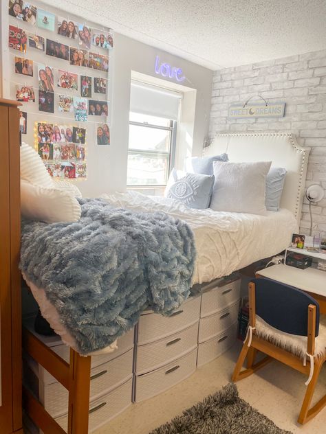 Light Blue Dorm Room Aesthetic, Blue Dorm Room, Collage Dorm Room, White Dorm Room, Dorm Layout, Dorm Room Themes, Dorm Decor Ideas, Girly Dorm, College Bedroom Decor