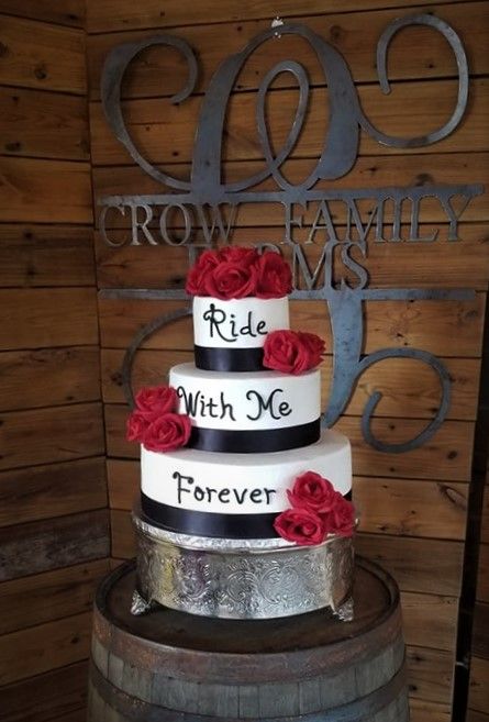 Harley Wedding Cake, Motorcycle Wedding Decorations, Harley Davidson Wedding Ideas, Motorcycle Wedding Ideas, Biker Wedding Theme, Motorcycle Cake, Harley Davidson Wedding, Bike Wedding, Motorcycle Wedding