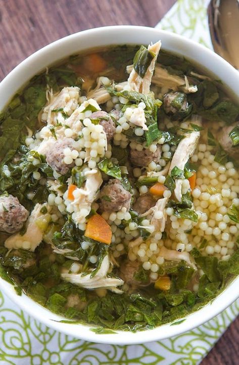 A classic Italian wedding soup recipe, with little bits of pasta, shredded chicken, spinach and of course those little meatballs! Wedding Soup With Chicken, Wedding Soup Recipe, Best Ground Beef Recipes, Italian Wedding Soup Recipe, Brown Eyed Baker, Resep Pasta, Fancy Dinner Recipes, Chicken Spinach, Wedding Soup