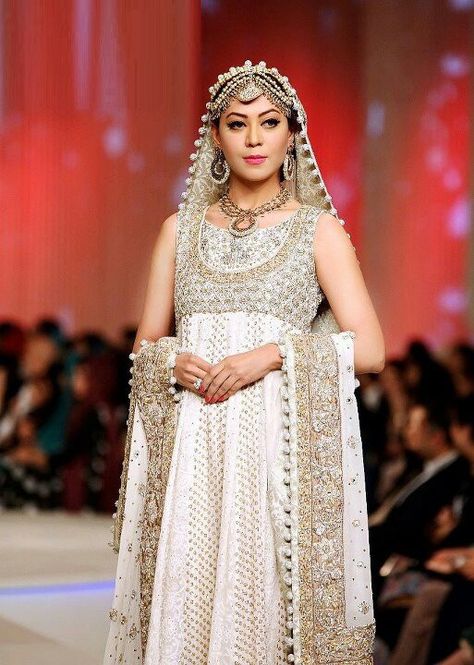 Indian Bridal White- Simple Elegance. | Indian Weddings: Trousseau by Soma Sengupta Lehnga Pakistani, Pakistan Bridal, Zainab Chottani, Bridal Couture Week, Nikkah Dress, Pakistani Couture, Hair Dress, Indian Bridal Fashion, Asian Bridal