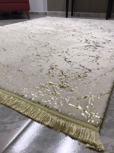 White And Gold Rug Living Room, Gold And White Rug, Luxury Rugs In Living Room, Rugs In Bedroom With Carpet, Gold Carpet Living Room, White And Gold Living Room Ideas, Luxury Carpet Texture, Beige And Gold Living Room, Gold Bedroom Accessories