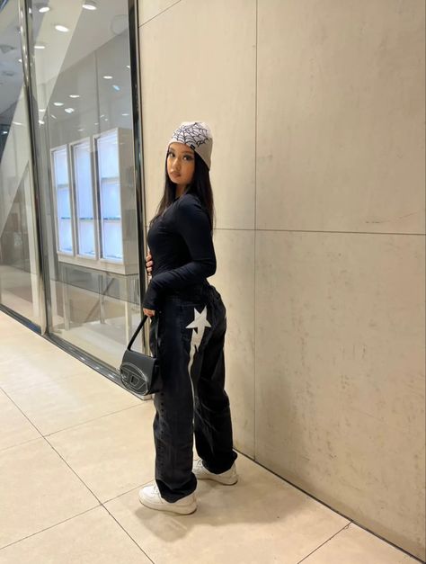 Outfits For Winter Streetwear, Street Wear Women Winter, London Style Women Outfit Ideas, Black Streetwear Outfit Women, London Streetwear Women, Fire Fits Women, Winter Street Wear Outfits, All Black Streetwear Women, Women’s Streetwear