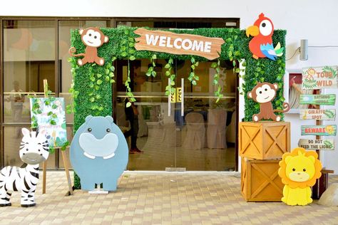 [Promotion] 58 Perfect Safari Birthday Party Decorations Diy Hacks You Have To See #safaribirthdaypartydecorationsdiy Jungle Theme Selfie Booth, Jungle Entrance Decor, Jungle Theme Entrance Decor, Zoo Theme Decorations, Preschool Entrance Ideas, Jungle Theme Entrance, Birthday Party Entrance Decoration, Birthday Entrance Decor, Jungle Entrance