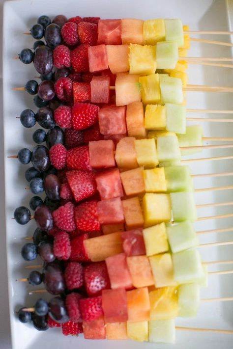 Fruit Platter Ideas Wedding, Fruit Kebabs, Summer Food Party, Fruit Skewers, Fruit Kabobs, Breakfast Party, Rainbow Fruit, Fruit Bar, Fruit Party