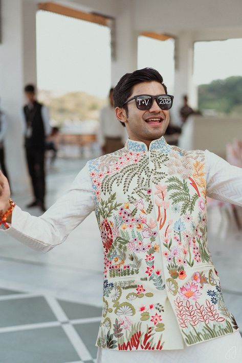 Mehndi Male Outfit, Kurta With Coti Men, Grooms Mehndi Outfit, Haldi Look For Men, Indowestern Outfits For Groom, Groom Mehndi Outfit For Men, Mehendi Outfit For Groom, Haldi Outfit Groom, Mehndi Outfit For Men