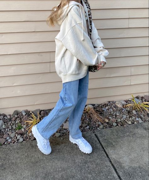 White Hoddies Outfits Women, White Zip Up Hoodie Outfit Aesthetic, White Hoodie Outfit Aesthetic, White Zip Up Hoodie Outfit, Outfits Recreation, Oversized Crewneck Outfit, Zip Up Hoodie Outfit Aesthetic, Sweats And Hoodies Outfits, Jean Claro