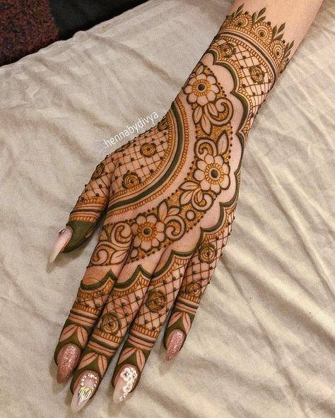 6 Latest Simple Mehndi Designs For The Minimalist Brides This Summer Heavy Henna Designs Back Hand, Henna 2024, Henna Motifs, Arm Henna, Henne Tattoo, Easy Mehndi Designs, Henna Flower, Diy Henna, Eid Mehndi