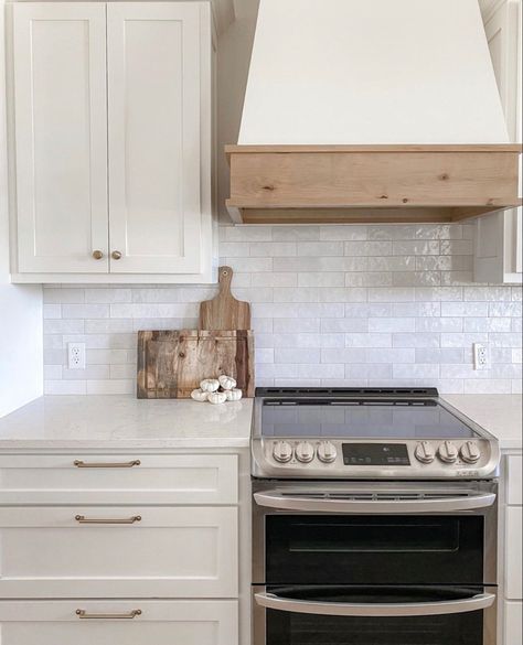 Cream Cabinets And White Countertops, Cream Backsplash White Cabinets, Wooden Range Hood Ideas, Gray And White Backsplash, Light Kitchen Countertops, Kitchen Cabinets Paint Colors, White Cabinets White Countertops, Kitchen Designs Ideas, Off White Cabinets