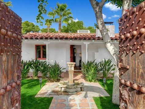 Spanish Courtyard Ideas, Ficus Hedge, Spanish Roof, Spanish Courtyard, Garage Pergola, Spanish Colonial Homes, Hacienda Homes, Spanish Bungalow, Wooden Gate