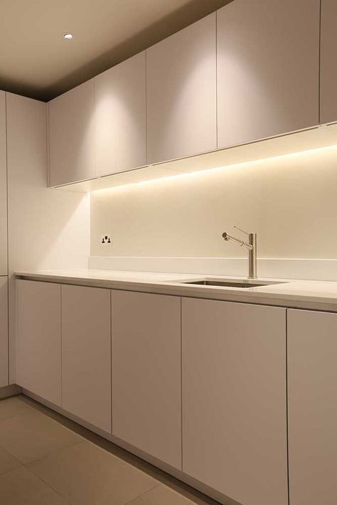 Great lighting Under Cupboard Lighting, Kitchen Under Cabinet Lighting, Kitchen Led Lighting, Cupboard Lights, Modern Kitchen Lighting, Light Kitchen Cabinets, Kitchen Lighting Design, Home Lighting Design, Minimalist Kitchen Design