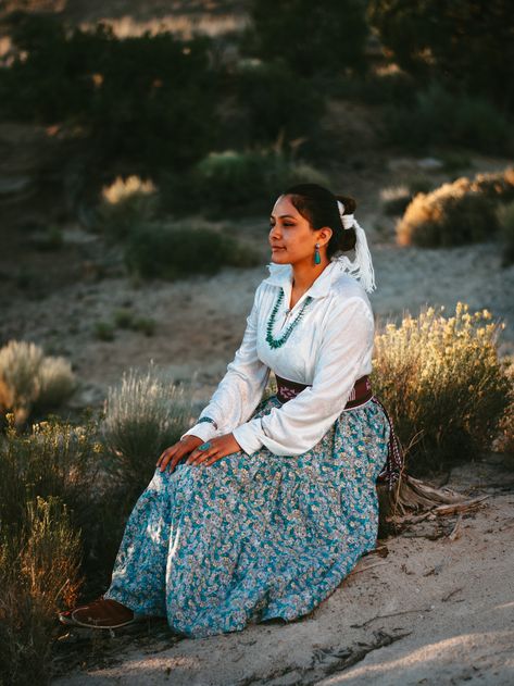 Young Navajo women with traditional wear Navajo Clothing Traditional, Native American Clothing Women Traditional, Navajo Traditional Outfits, Modern Native American Fashion, Navajo Fashion, Lipan Apache, Navajo Clothing, Grad Fits, Navajo Dress