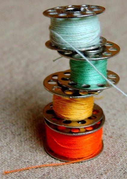 Fabric Twine, Sewing Aesthetic, Sewing Photography, Foto Macro, Spools Of Thread, Purl Bee, Sewing Basket, Purl Soho, Pretty Colors