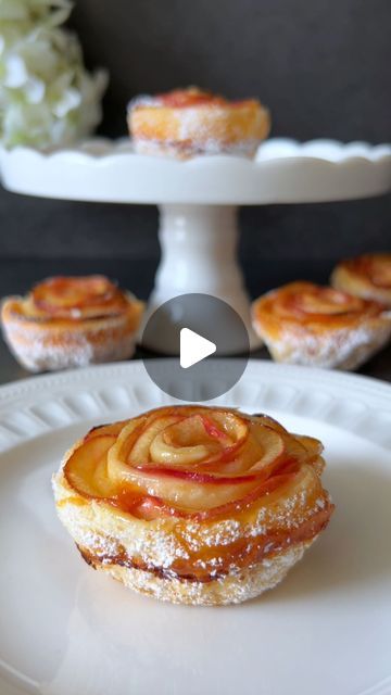 Apple Blossom Recipe Puff Pastries, Apple Roses Puff Pastry Video, Apple Flower Dessert, Puff Pastry And Apples, Puff Pastry Apple Roses, Apple Roses Puff Pastry, Apple Roses Recipe, Sweet Puff Pastry Recipes, Apple Rose Pastry